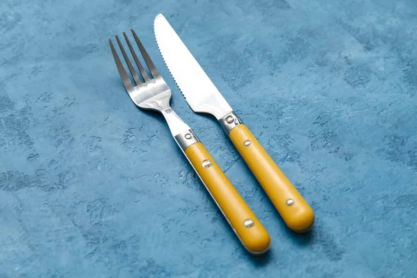 Silbernes Messer Und Gabel Auf Blauem Hintergrund — Stockfoto