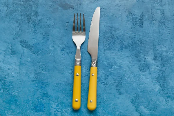 Silbernes Messer Und Gabel Auf Blauem Hintergrund Draufsicht — Stockfoto