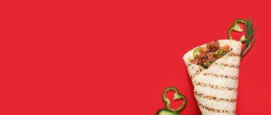 Kırmızı arkaplanda lezzetli burrito ve metin için boşluk