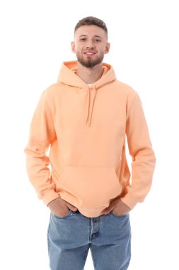 Beyaz arka planda şık kapüşonlu genç adam.