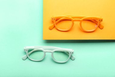 Renk arkaplanında farklı plastik gözlük