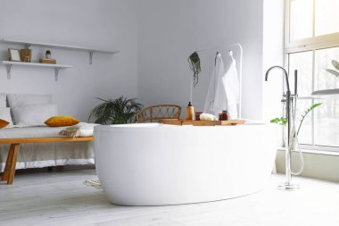 Yatak odasının banyo küveti çok şık.