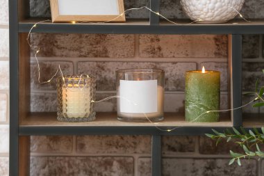 Rafta yanan mumlar olan tutucular