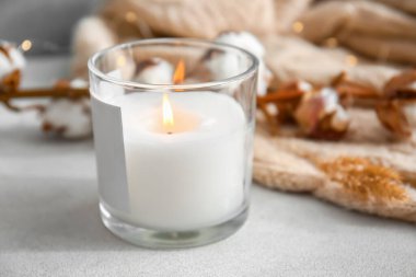 Masada yanan mum olan tutucu, yakın plan.