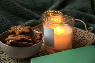 Masada yanan mumlar ve kurabiyeler olan tutucular, yakın çekim