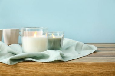 Masada yanan mumlar olan tutucular, yakın plan.