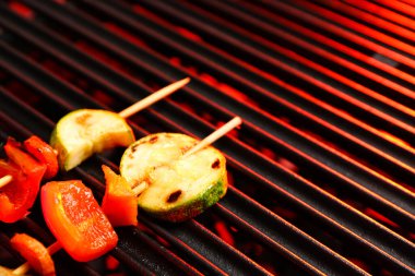 Izgarada sebzeli lezzetli şişler.