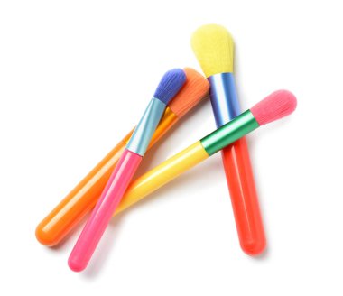 Beyaz arkaplanda renkli makyaj fırçaları