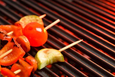 Izgarada sebzeli lezzetli şişler, yakın plan.