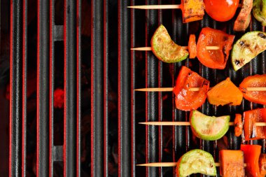Izgarada sebzeli lezzetli şişler.