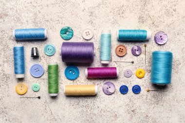 Işık arkaplanda düğmeleri olan iplikler dikiliyor