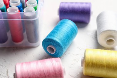 Işık arkaplanda iplikler dikiliyor, yakın plan