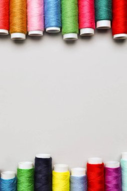 Işık arkaplanında iplikler dikiliyor