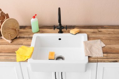 Seramik lavaboda sünger ve deterjan temizleme