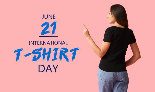 色の背景に黒のTシャツの若い女性 国際Tシャツの日 — ストック写真
