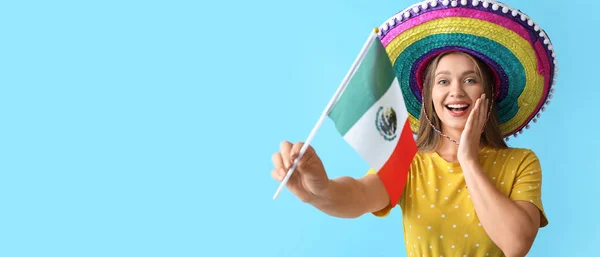 Jovem Feliz Com Chapéu Sombrero Com Bandeira México Fundo Cor — Fotografia de Stock