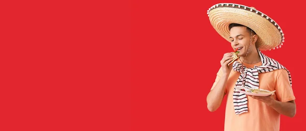 Junger Mexikanischer Mann Mit Sombrero Hut Isst Leckere Quesadilla Auf — Stockfoto