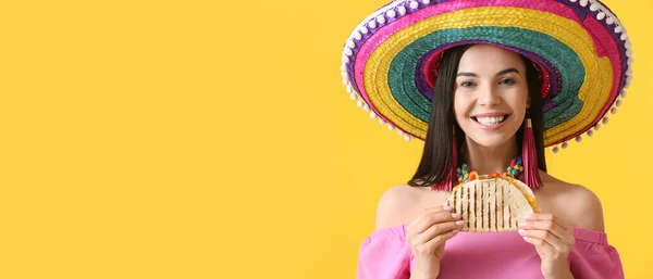 Bella Giovane Donna Messicana Con Gustosa Quesadilla Cappello Sombrero Sfondo — Foto Stock