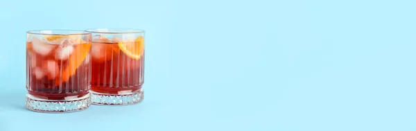 Glazen Smakelijke Negroni Cocktail Kleur Achtergrond Met Ruimte Voor Tekst — Stockfoto