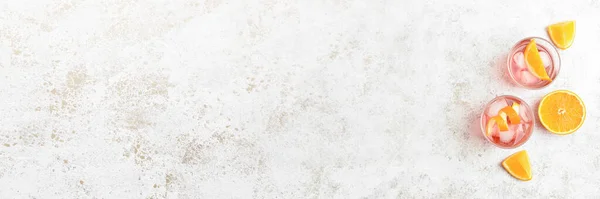 Açık Arkaplanda Bardaklar Dolusu Leziz Negroni Kokteyli Metin Için Yer — Stok fotoğraf