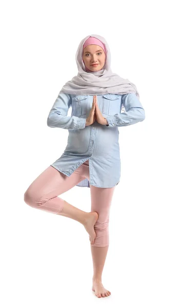 Mulher Muçulmana Grávida Meditando Fundo Branco — Fotografia de Stock