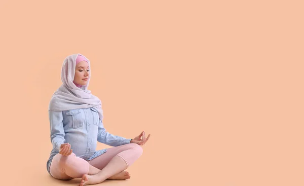 Mulher Muçulmana Grávida Meditando Fundo Bege — Fotografia de Stock