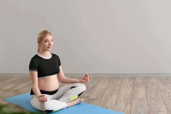 Mujer Embarazada Joven Con Esterilla Yoga Meditando Gimnasio —  Fotos de Stock