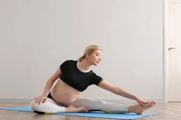 Jonge Zwangere Vrouw Doet Yoga Sportschool — Stockfoto