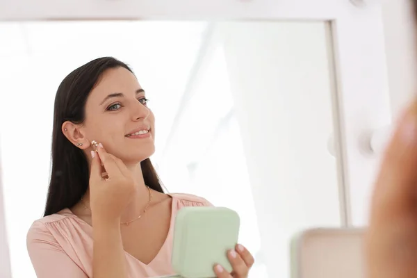 Young Smiling Woman Trying Earrings Mirror — Stock Photo, Image