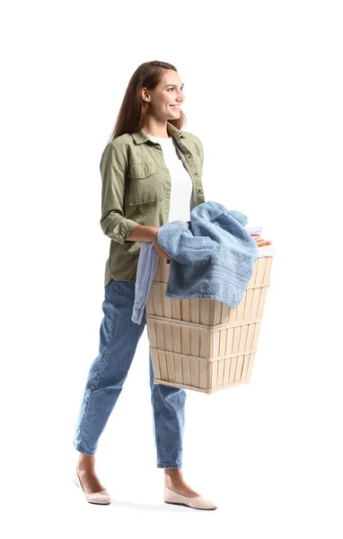 漂亮的家庭主妇拿着白色背景的木制篮子洗衣服 — 图库照片
