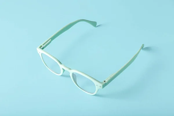 Műanyag Szemüveg Kék Háttér — Stock Fotó