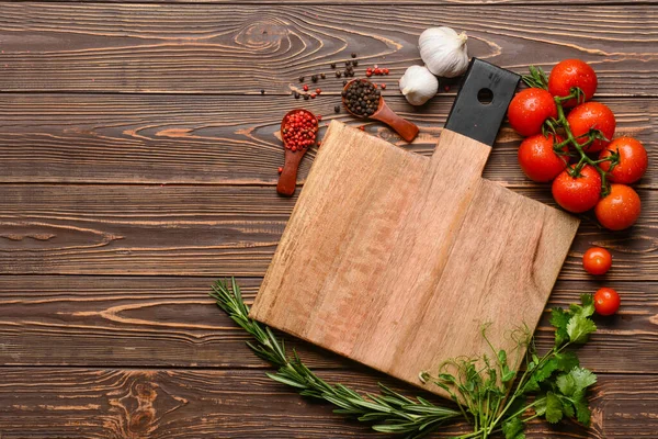 Nieuwe Snijplank Met Tomaten Specerijen Houten Ondergrond — Stockfoto