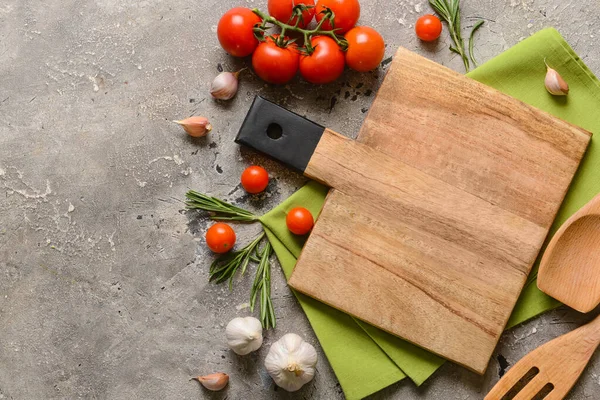 Nieuwe Snijplank Met Specerijen Tomaten Grijze Ondergrond — Stockfoto