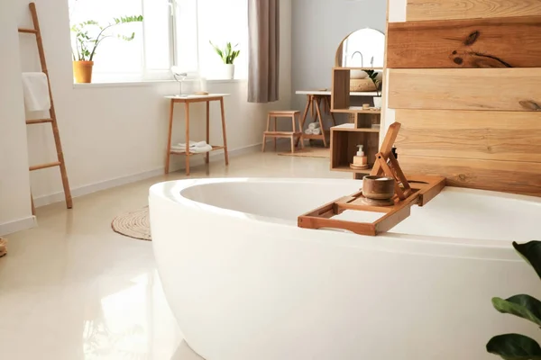 Banheira Branca Com Bandeja Madeira Banheiro Moderno — Fotografia de Stock