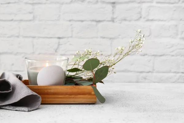 Holzkiste Mit Brennender Kerze Und Blumen Auf Hellem Tisch Nahaufnahme — Stockfoto