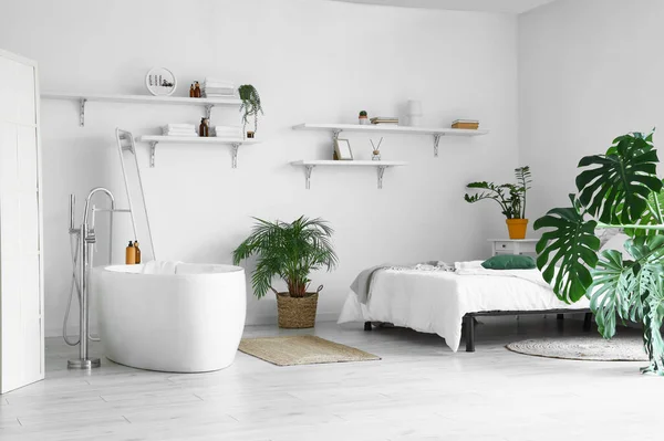 Stilvolle Einrichtung Des Schlafzimmers Mit Badewanne — Stockfoto