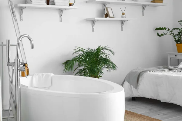 Elegante Interior Dormitorio Con Bañera — Foto de Stock