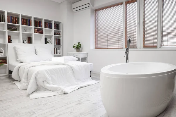 Stylish Interior Bedroom Bathtub — ストック写真