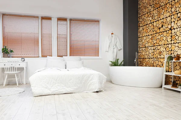 Stilvolle Einrichtung Des Schlafzimmers Mit Badewanne — Stockfoto