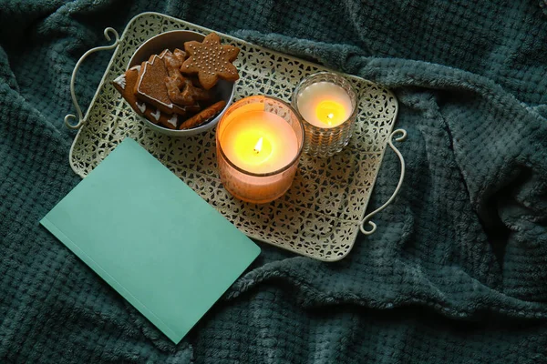 Portavelas Con Velas Encendidas Galletas Sobre Fondo Tela — Foto de Stock