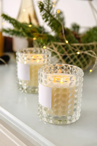 Halter Mit Brennenden Kerzen Auf Dem Tisch Nahaufnahme — Stockfoto