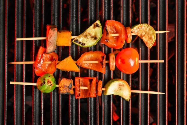 Izgarada sebzeli lezzetli şişler.