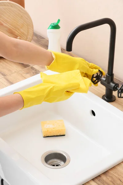 Woman Rubber Gloves Cleaning White Sink Sponge — Stockfoto