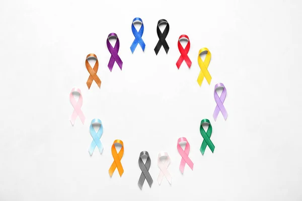 Işık Arka Planında Farkındalık Kurdelelerinden Yapılmış Çerçeve Dünya Kanser Günü — Stok fotoğraf