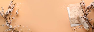 Güzel çiçek açan bahar dalları ve bej arkaplanda metin için alanı olan eski kağıt