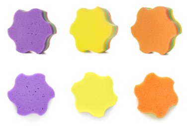 Farklı banyo süngerleri beyaz üzerine izole edilmiş. 