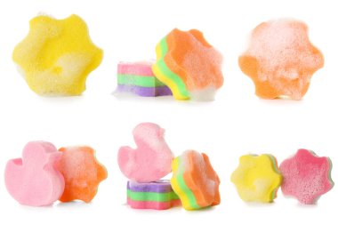 Farklı banyo süngerleri beyaz üzerine izole edilmiş. 