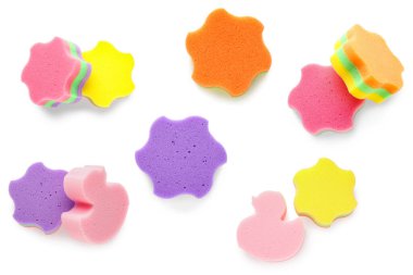 Farklı banyo süngeri seti beyaz, üst görünümde izole