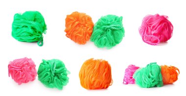 Beyaza izole edilmiş bir takım ağ banyosu süngeri. 