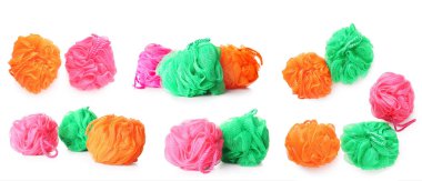 Beyaza izole edilmiş bir takım ağ banyosu süngeri. 